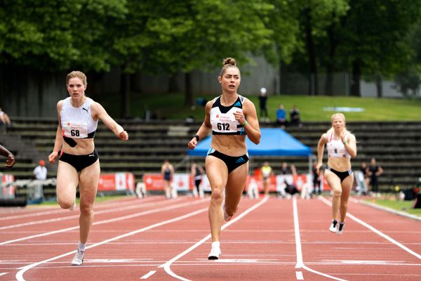 Talea Prepens (TV Cloppenburg), Gina Lueckenkemper (SCC Berlin) ueber 100m am 04.06.2022 waehrend der Sparkassen Gala in Regensburg